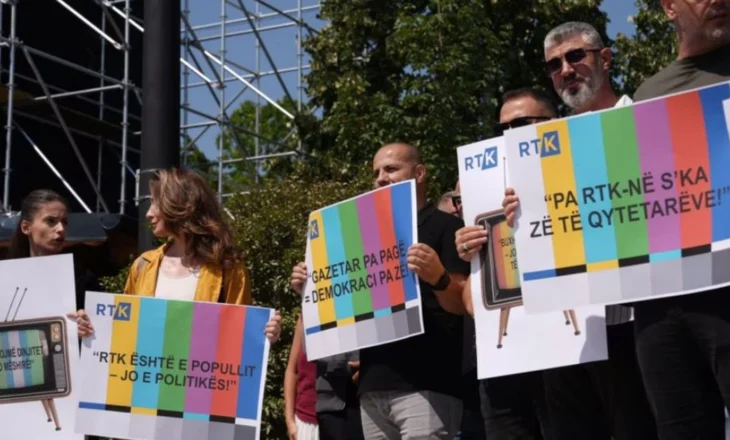 “Gazetar pa pagë, demokraci pa zë”/ RTK nuk i alokohet buxheti, punonjësit në protestë: Mos na fikni zërin publik