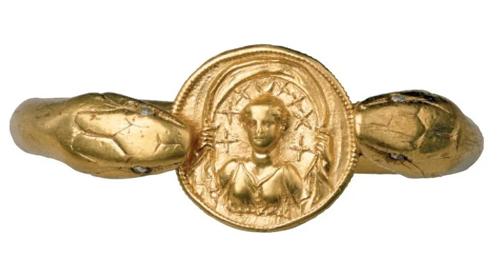 Gjarpër me dy koka, me sy xhami, duke mbajtur një medaljon me imazhin e Dianës, rreth shekullit I të erës sonë