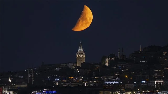 Gjysmëhëna krijon harmoni perfekte mbi strukturat historike të Stambollit