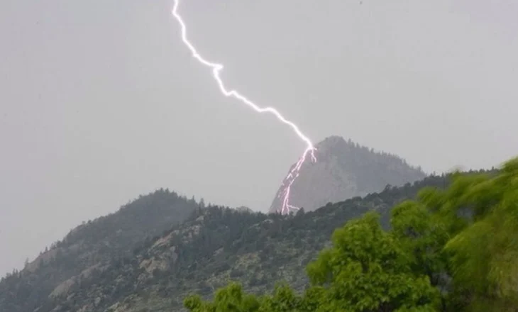 Goditet nga rrufeja në Pogradec, humb jetën 47-vjeçari, ngordhin edhe 20 bagëti