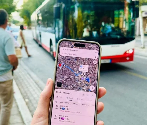 Google Maps/ Tashmë mund të shihni ku ndodhet dhe për sa minuta vjen autobusi urban