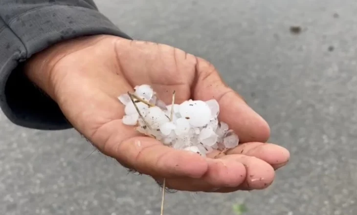 Gramshi nën ‘pushtetin’ e stuhisë/ Breshëri, dëmton rëndë tokat dhe të mbjellat e fermerëve
