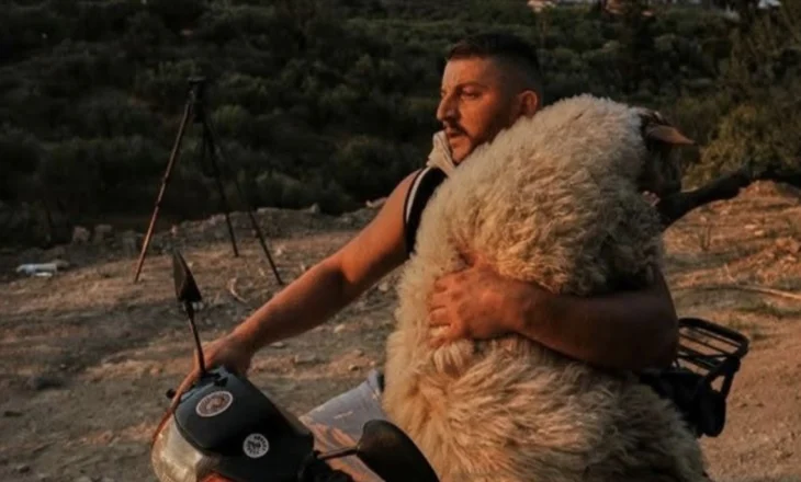 Greqi/ Me delen në krahë me motor, flet për herë të parë shqiptari që bëri xhiron e rrjetit: Jam i çmendur pas kafshëve