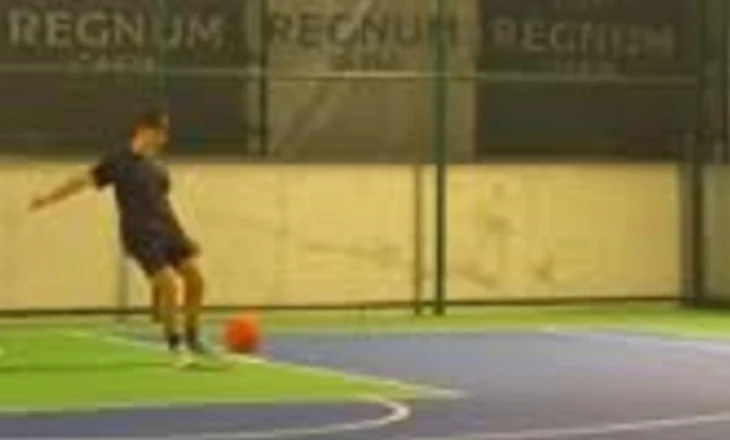 Guler bën kosh me këmbë, videoja bëhet virale