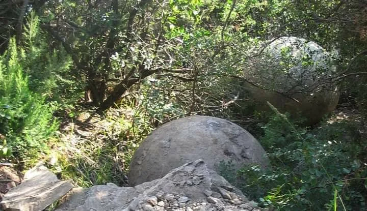 Gurët sferik, dalë në sipërfaqe në Gëziq të Mirditës, gjatë punimeve për ndërtimin e “Rrugës së Kombit”