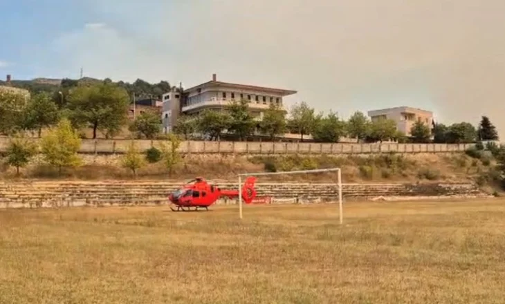 Helikopterët e Emergjencave Civile zbresin në stadiumin e Gramshit, presin të plagosurit