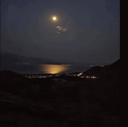 Hëna si poezi më vete mbi liqen (foto)