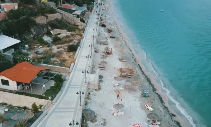 Himarë/ 83 plazhe publike, vendosen edhe çadra falas për pushuesit