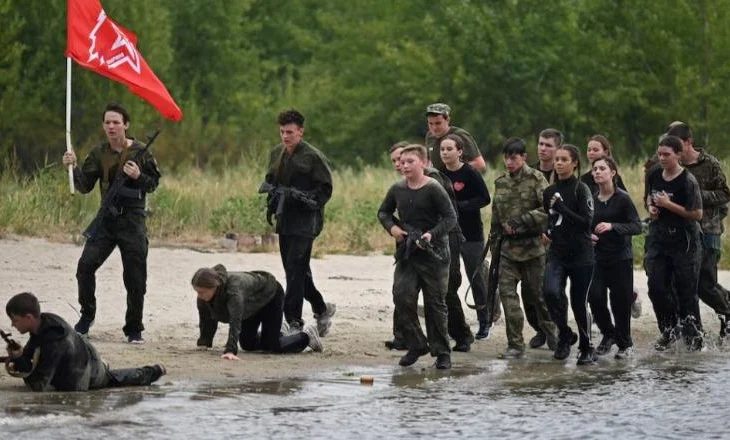 “Hodhëm granata dore”/ Dhjetëra nxënës shkolle bëjnë stërvitje ushtarake në një kamp veror në Rusi