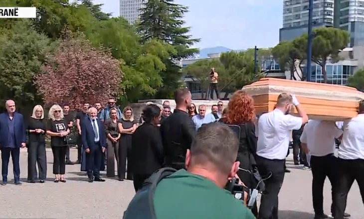 Homazhet për Artur Zhejin, gazetarit dhe publicistit i jepet lamtumira e fundit! Miq e kolegë vendosin kurora me lule pranë arkmortit