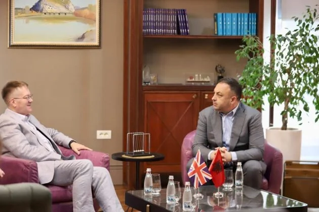 Hoxha pret ambasadorin britanik: Shqipëria e angazhuar për ndjekjen e parave me burim të paligjshëm