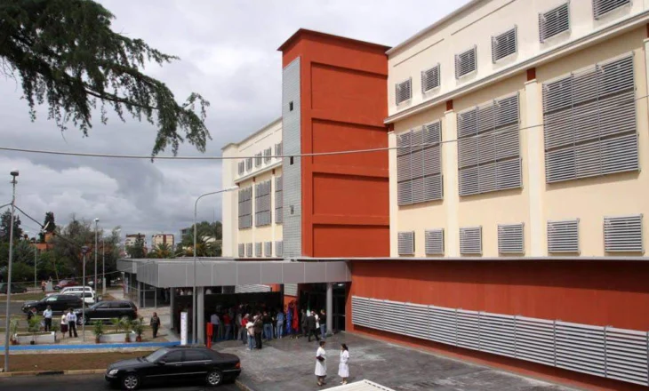 I bllokohen rrugët e frymëmarrjes nga një kokërr fasule, i mituri në gjendje të rëndë