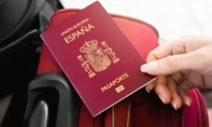 I kishte skaduar pasaporta, prindërit lënë në aeroportin e Barcelonës fëmijën 10 vjeç