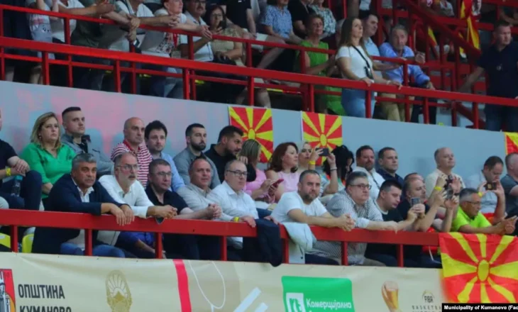 I pranishëm në stadium/ Kryeministri maqedonas, Mickoski, dënon thirrjet antishqiptare në Kumanovë