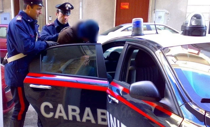 I theu hundën të dashurës me bishtin e fshesës, arrestohet shqiptari në Itali