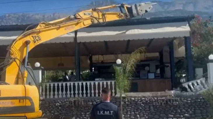 IKMT ‘zbarkon’ në Drimadhes, shemb objektin që doli jashtë lejes së ndërtimit