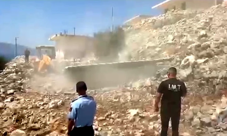 IMT dhe Policia Bashkiake Sarandë shembin 2 ndërtime pranë Teqesë – VIDEO