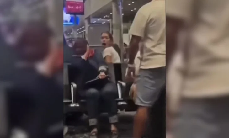 Incident i pazakontë në një aeroport në Kolumbi, një burrë dhunon një grua sepse refuzonte t’i lironte karrigen që të ulej pranë gruas së tij