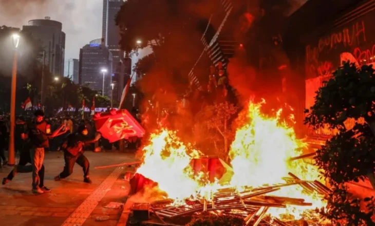 Indonezia në ‘flakë’ pas vdekjes së një taksisti 21-vjeçar! Protesta të dhunshme, 3 të vdekur dhe ndërtesa të djegura