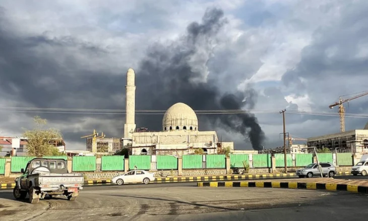 Izraeli sulmon me raketa rebelët Houthi, shpërthim i fuqishëm në kompleksin ushtarak dhe pallatin presidencial të Jemenit