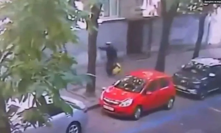 Ja momenti i vrasjes së politikanit ukrainas, “korrieri” i veshur me të zeza e qëllon në mes të qytetit (VIDEO)