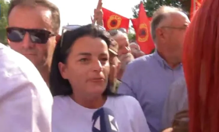 “Jam krenare me UÇK-në”/ E mbijetuara e dhunës në protestë, Vasfije Krasniqi: Kam dalë për t’i mbrojtur vlerat tona