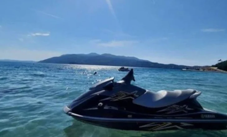 “Jet ski” i policisë niset të shpëtojë pushuesin, por aksidentohet rrugës, përplaset me një mjet lundrues