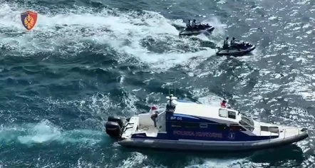 ‘Jet ski’ i policisë niset të shpëtojë pushuesin, por përplaset me një mjet lundrues