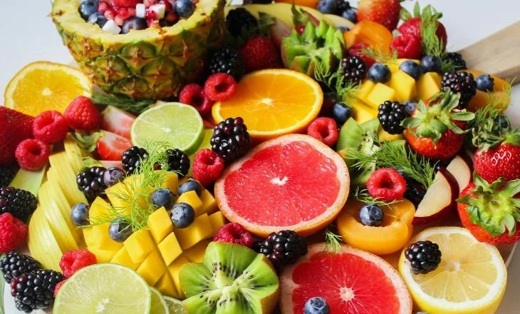 Ju mbajnë të hidratuar gjatë ditëve të nxehta, ja cilat janë frutat dhe perimet më të pasura me ujë