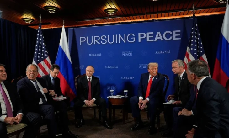 Ka kaluar më shumë se një orë që nga fillimi i takimit Trump-Putin, çfarë po ndodh pas derës së ‘blinduar’