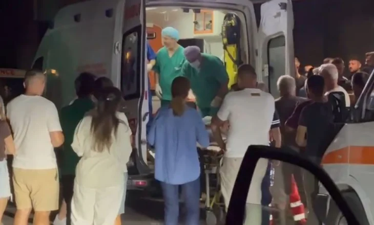 Ka marrë dëmtime pranë zemrës, 27-vjeçari i plagosur me thikë në Korçë niset drejt spitalit të Traumës në Tiranë