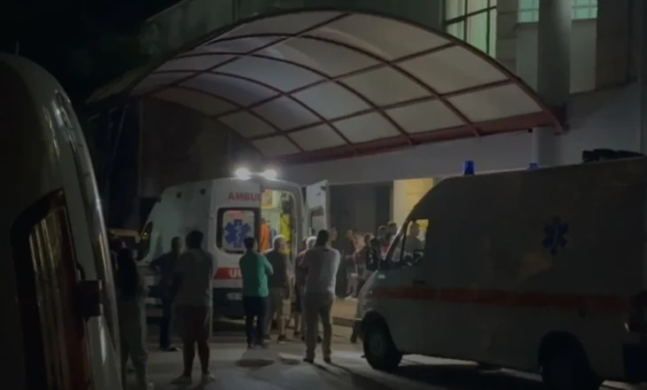 Ka plagë në krahun e zemrës, niset me urgjencë drejt Spitalit të Traumës 27-vjeçari i plagosur në Korçë