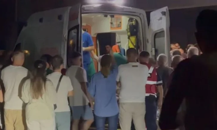 Ka plagë thike afër zemrës, i riu niset me ambulancë drejt Tiranës për mjekim të specializuar