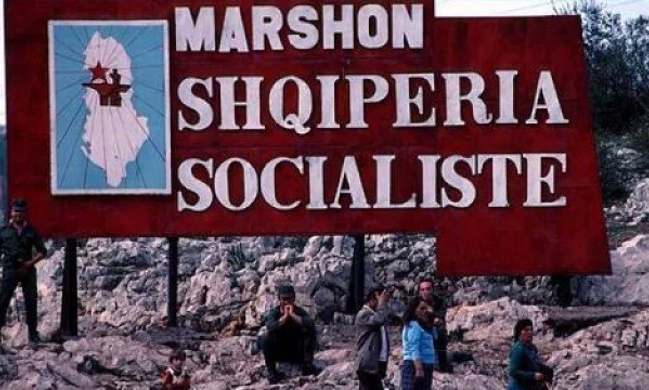 Kadri Hazbiu më 1973: Burrat me flokë si të grave, ndalohen të hyjnë në Shqipëri￼