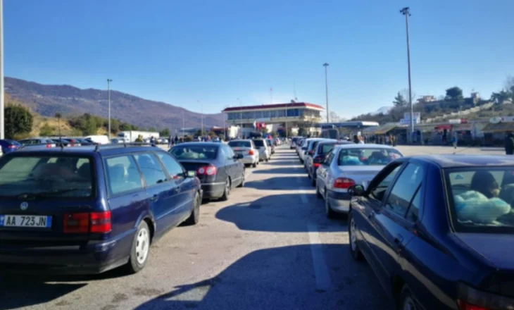 Kakavija “pushtohet” nga emigrantët/ Mbi 10 mijë hyrje-dalje në vetëm 24 orë!