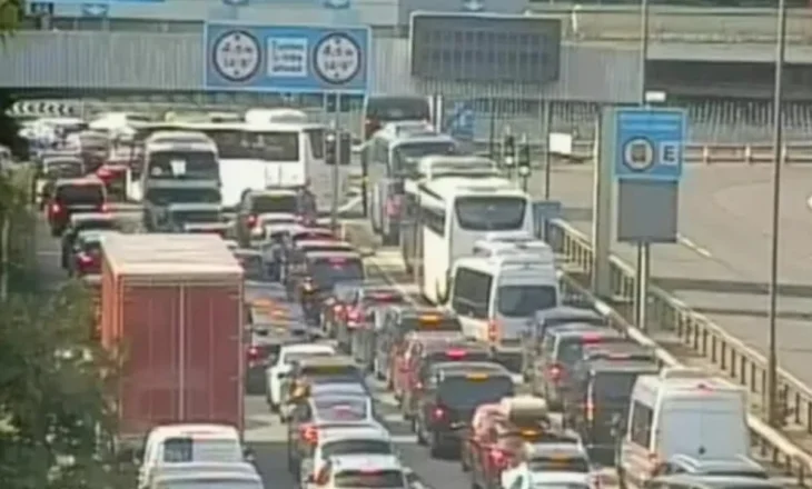 Kaos në aeroportin më të madh të Britanisë! Mbyllja e tuneleve shkakton trafik të rënduar, bllokohen qindra udhëtarë