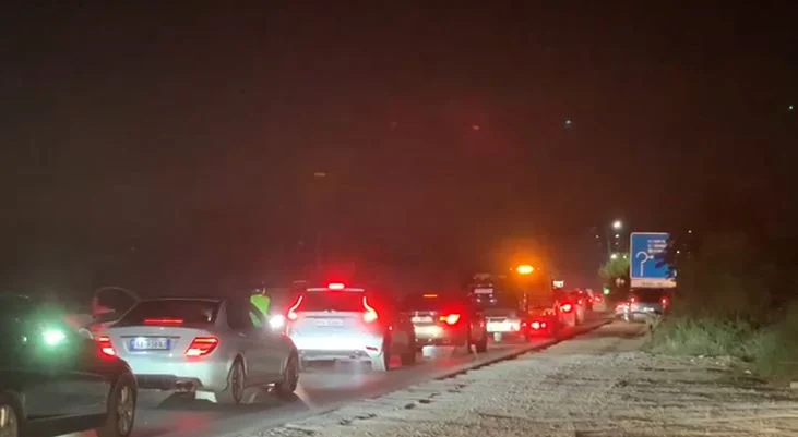 Kaos në akset rrugore/ Rrugët pushtohen nga trafiku, mijëra turistë mbeten të bllokuar