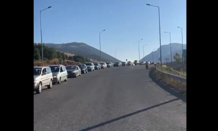Kaos në Kapshticë/ Dogana greke redukton sportelet, mijëra emigrantë presin në radhë kilometrike në temperatura ekstreme…