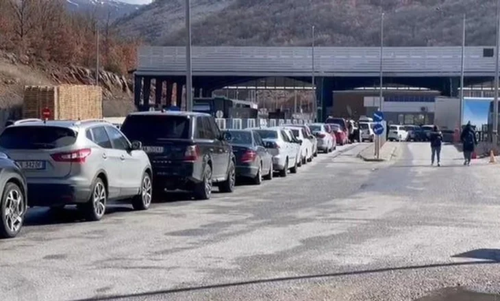Kaos në Kapshticë/ Pala greke me sportele të reduktuara, emigrantët presin në radhë kilometrike