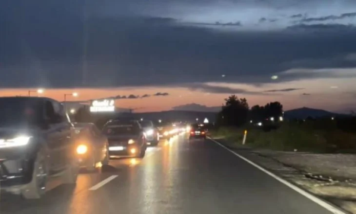 Kaos në rrugën Shëngjin-Rruga e Kombit, pushuesit prej 6 orësh në trafik