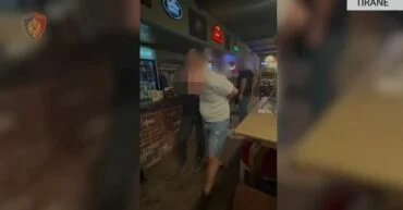 Kapen në flagrancë në një lokal me një pako kokainë, vihen në pranga 4 shtetas (EMRAT)