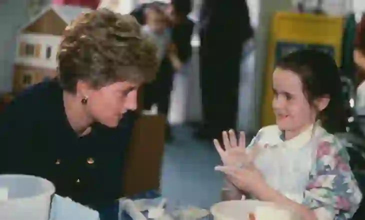 Kapsula e kohës e Princeshës Diana nga vitet ’90 përmban CD të Kylie Minogue dhe televizor xhepi