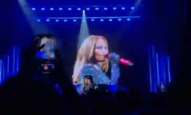 Karkaleci i afrohet te qafa, Jennifer Lopez përballon me qetësi incidentin në skenë gjatë koncertit