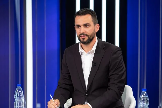 KAS i hoqi mandatin vajzës së tezes së Lapajt, ia dha të parës së listës, “Shqipëria Bëhet” ankohet në Kolegj