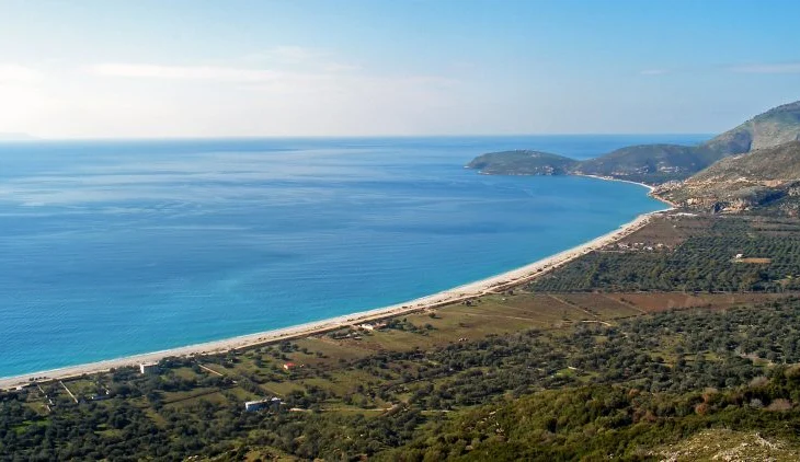 Kërcënoi me armë zjarri dy punonjëset e hotelit të tij në Borsh, gjykata jep vendimin për pronarin