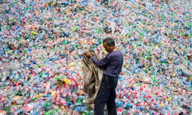 Kina, prodhuesja më e madhe e plastikës në botë! Krijon sa për gjashtë shtete
