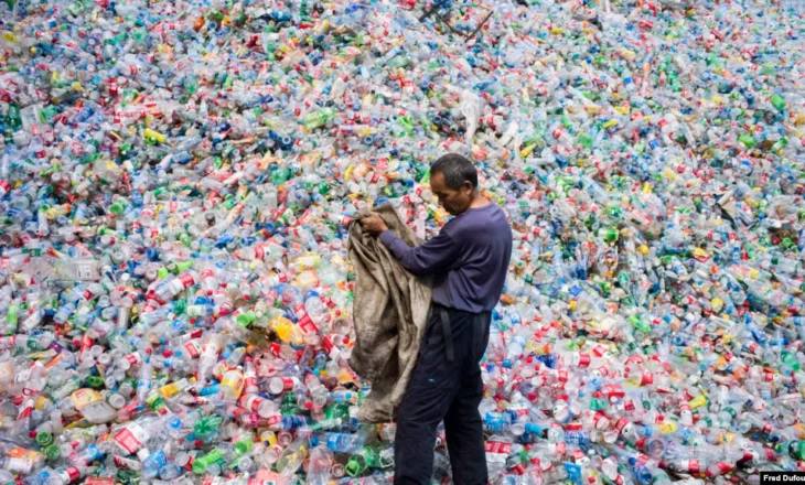 Kina, prodhuesja më e madhe e plastikës në botë