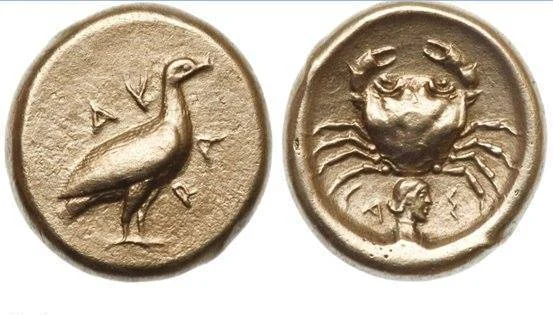 Kjo është një monedhë DORIKE e lashtë e Jugut në Itali – SICILI, 483-475 B.C me mbishkrimin e saj: ‘Ακράγας; {Akrágas} – dhe thuhet se i përket kulturës antike greke