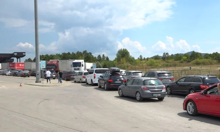 Kolona kilometrike në Merdarë, pritje të gjata për kthimin nga pushimet verore