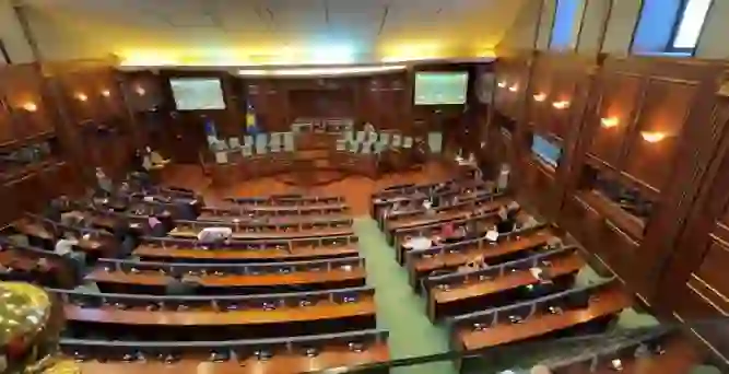 Konstituimi i Kuvendit, sot vazhdon seanca